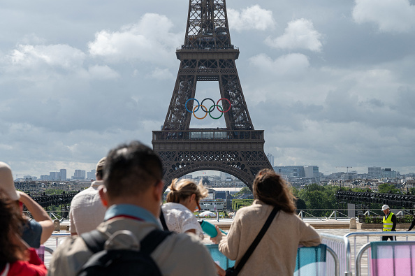 JO 2024 : Anne Hidalgo souhaite "garder" la vasque olympique et les anneaux de la Tour Eiffel