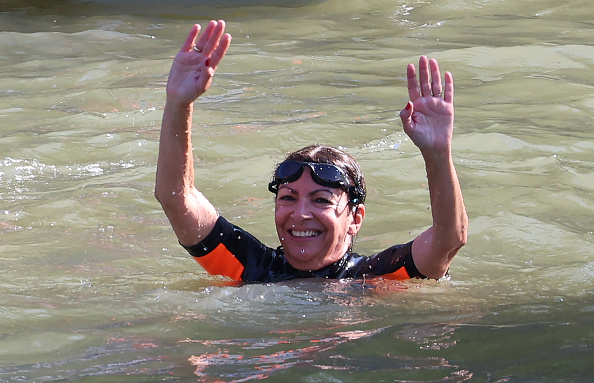 JO : Anne Hidalgo s'est baignée dans la Seine, "la promesse a été tenue !"