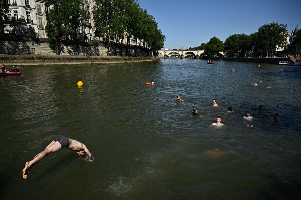 JO-2024: le premier entraînement de triathlon annulé car la Seine est polluée