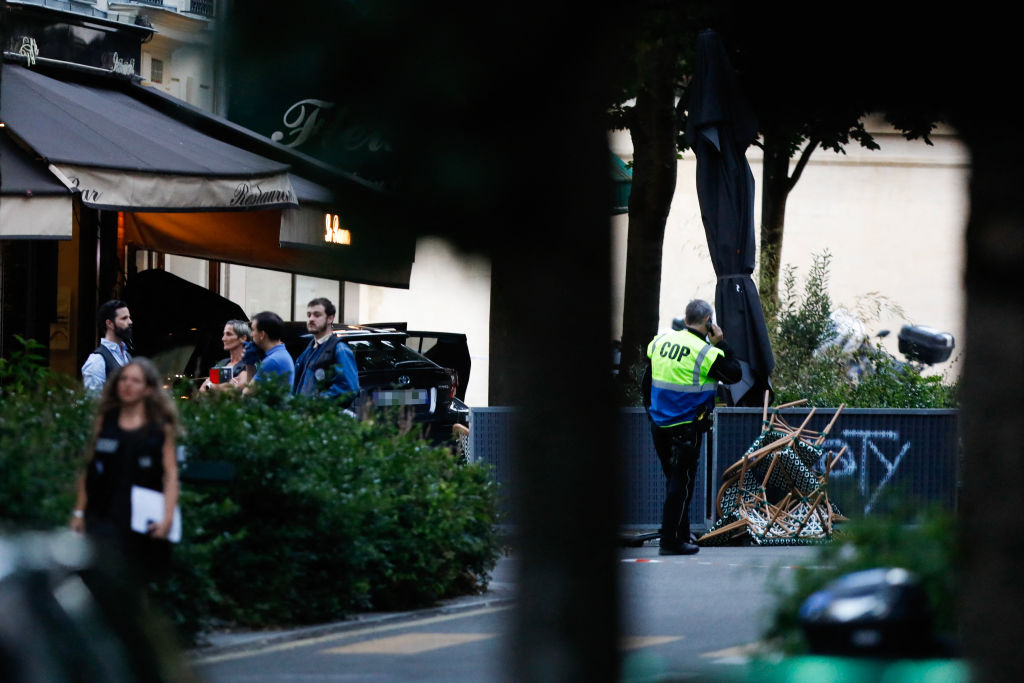 Terrasse de café percutée par une voiture : réactions du maire et des riverains