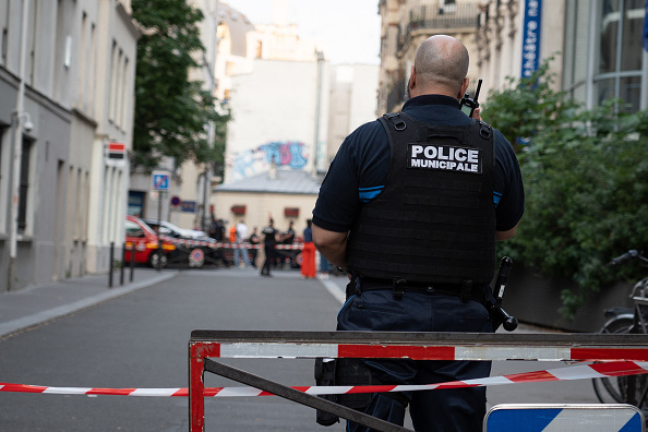 Un policier se tient près d'un périmètre de sécurité près du bar Le Ramus où un automobiliste a roulé sur la terrasse d'un café, à Paris, le 17 juillet 2024. (MATHILDE KACZKOWSKI/Hans Lucas/AFP via Getty Images)