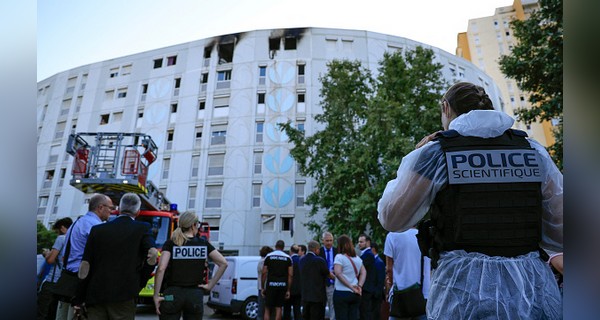 La police scientifique présente sur les lieux après qu'un incendie criminel ayant tué sept personnes s'est déclaré dans un immeuble résidentiel de Nice, le 18 juillet 2024. (Photo par VALERY HACHE/AFP via Getty Images)