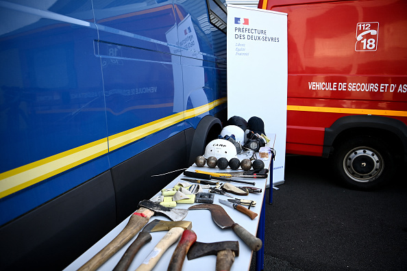Le matériel saisi aux manifestants lors d'un point de presse avec la préfète des Deux-Sèvres. (CHRISTOPHE ARCHAMBAULT/AFP via Getty Images)