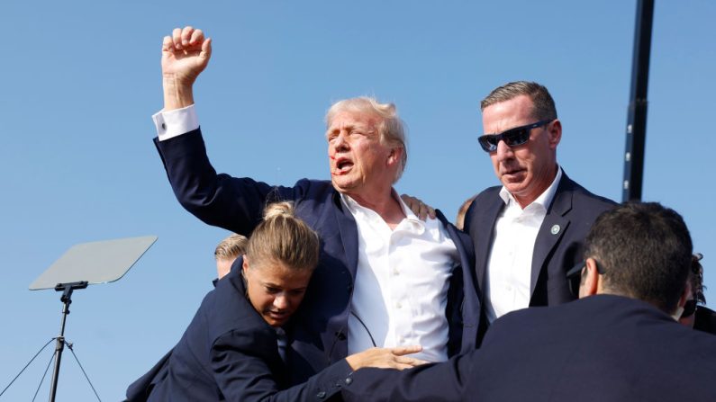 Donald Trump est évacué de la scène lors d'un meeting le 13 juillet 2024 à Butler, en Pennsylvanie. (Anna Moneymaker/Getty Images)