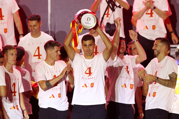 Rodri (Espagne) soulève le trophée Henri Delaunay de l'UEFA Euro 2024 lors de la parade du trophée de l'Espagne EURO 2024, le 15 juillet 2024 à Madrid.  (Gonzalo Arroyo Moreno/Getty Images)