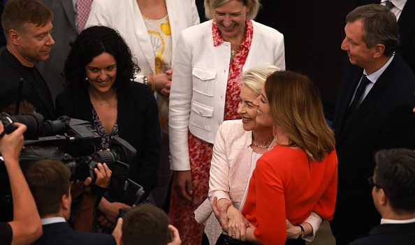 Accolade entre Manon Aubry et Ursula von der Leyen : le RN tacle l’Insoumise qui se défend