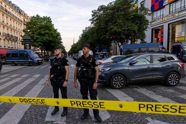 La police à côté du magasin Louis Vuitton après qu'un officier de police a été blessé lors d'une attaque dans le quartier commerçant des Champs Élysées le 18 juillet 2024 à Paris. (Maja Hitij/Getty Images)