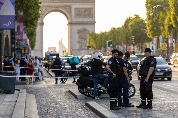 La police monte la garde près du magasin Louis Vuitton après qu'un policier ait été blessé lors d'une attaque dans le quartier commerçant des Champs Élysées le 18 juillet 2024 à Paris.  (Maja Hitij/Getty Images)