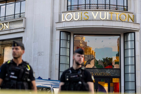 Attaque au couteau d'un policier à Paris : l'assaillant soupçonné d'un meurtre une heure plus tôt à Courbevoie