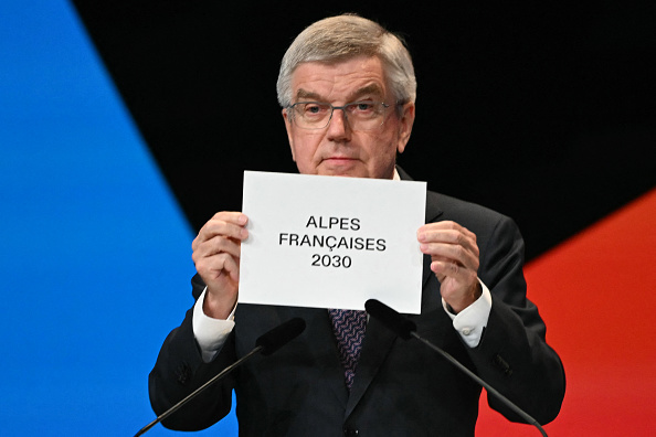 Le président du Comité international olympique (CIO), Thomas Bach, annonce que les Alpes françaises ont remporté la candidature pour les Jeux d'hiver de 2030  à Paris, le 24 juillet 2024. (FABRICE COFFRINI/AFP via Getty Images)