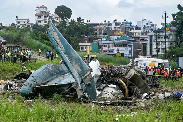 Un avion de ligne s'est écrasé au décollage mercredi à Katmandou, un accident qui a fait 18 morts, seul le pilote ayant pu être secouru de l'épave en feu. (Photo PRAKASH MATHEMA/AFP via Getty Images)