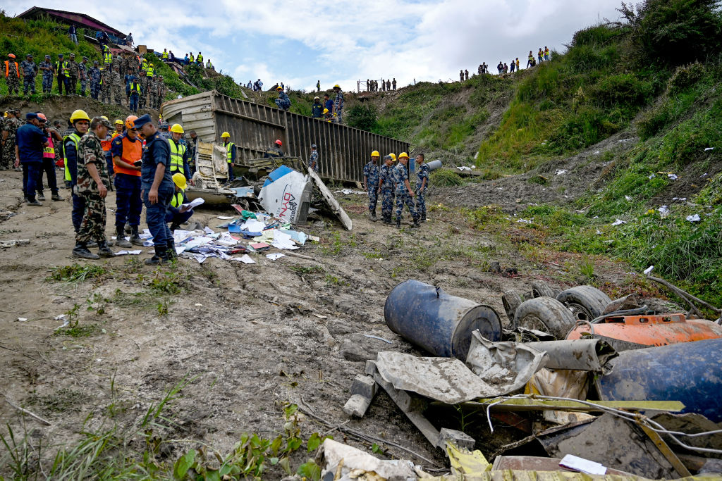 Comment le pilote a pu survivre à ce crash aérien au Népal ayant fait 18 victimes ?