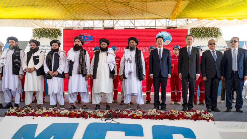 Des représentants afghans et chinois assistent à une cérémonie d'inauguration du projet d'exploitation du gisement de cuivre de Mes Aynak, dans la région de Shast Bandari du district de Mohammad Agha, dans la province de Logar, le 24 juillet 2024. (WAKIL KOHSAR/AFP via Getty Images)