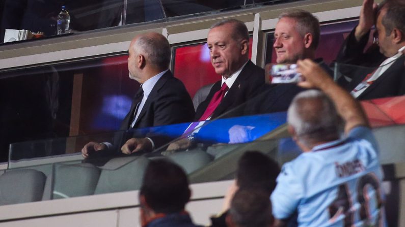 Le président turc Recep Tayyip Erdogan regarde le match aller du deuxième tour de qualification de la Ligue des conférences de l'UEFA entre Basaksehir et La Florita, le 25 juillet 2024 à Istanbul, Turquie.(Photo Ahmad Mora/Getty Images)
