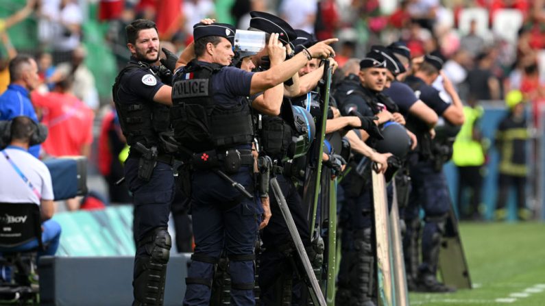 La police armée présente sur la ligne de touche pendant le match du groupe B masculin entre l'Argentine et le Maroc lors des Jeux Olympiques Paris 2024 au Stade Geoffroy-Guichard le 24 juillet 2024 à Saint-Étienne, France. (Photo Tullio M. Puglia/Getty Images)