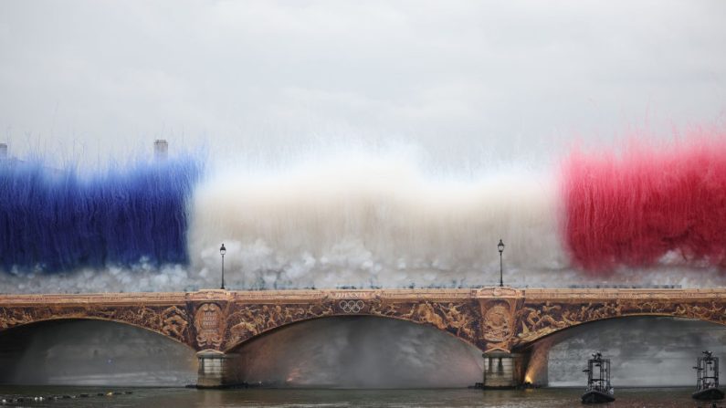 PARIS, FRANCE - 26 JUILLET : Vue générale d'un spectacle pyrotechnique aux couleurs du drapeau national sur le Pont d'Austerlitz, sur la Seine, lors de la cérémonie d'ouverture des Jeux Olympiques Paris 2024, le 26 juillet 2024 à Paris. (Jared C. Tilton/Getty Images)