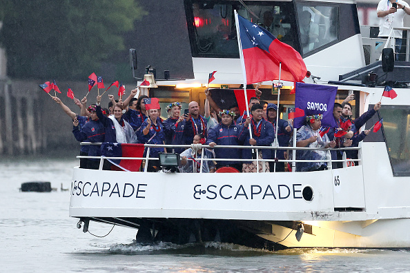  L'équipe des Samoa est vue sur un bateau sur la Seine pendant la cérémonie d'ouverture des Jeux Olympiques Paris 2024 le 26 juillet 2024 à Paris. (Maja Hitij/Getty Images)