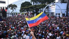 Venezuela : la police dépose balles à blanc et gilet pare-balles, et se joint aux contestations du scrutin