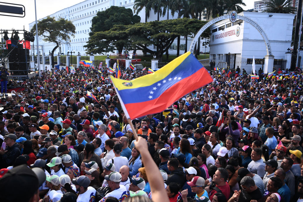 Venezuela : la police dépose balles à blanc et gilet pare-balles, et se joint aux contestations du scrutin