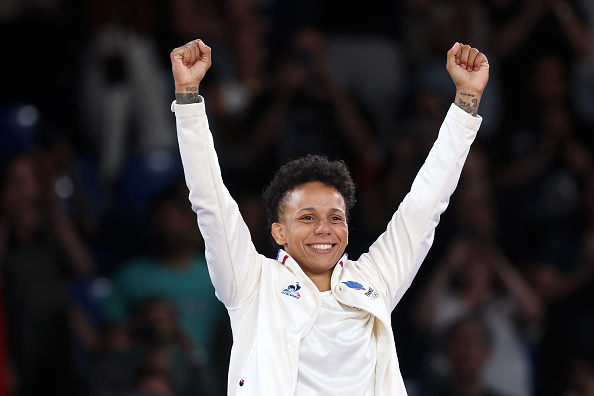 Battue en demi-finale dans sa quête d'or olympique, Amandine Buchard a su réagir pour s'offrir le bronze, sa deuxième médaille olympique après l'argent à Tokyo et la troisième médaille française pour le judo. (Photo LUIS ROBAYO/AFP via Getty Images)
