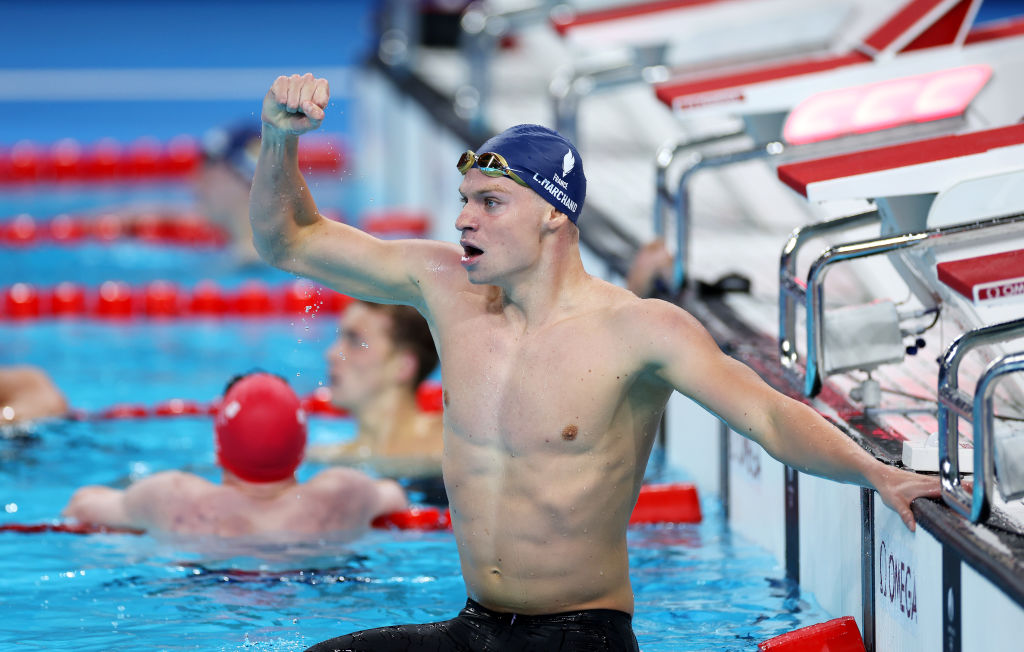 Léon Marchand décroche son premier titre aux JO sur 400m quatre nages et explose le record olympique