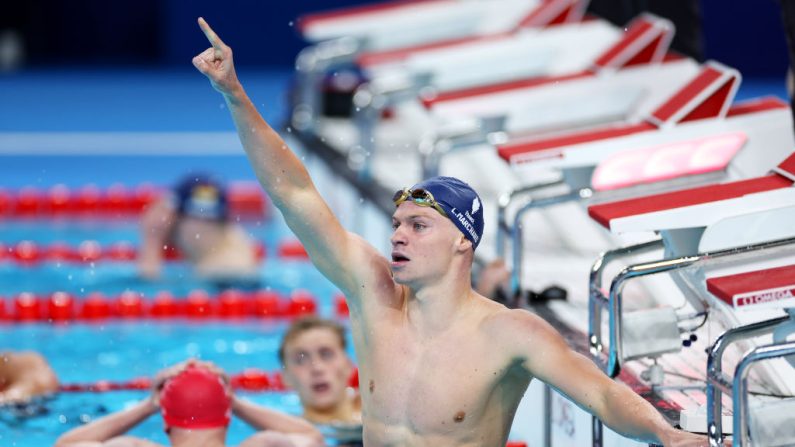 Léon Marchand a remporté mercredi le 200 m brasse des JO de Paris, la deuxième médaille d'or de sa folle soirée olympique après celle du 200 m papillon, et la troisième des Jeux après le titre du 400 m quatre nages. (Photo by Sarah Stier/Getty Images)