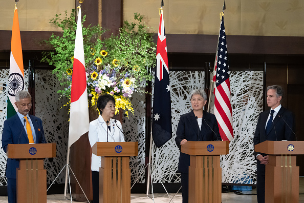  TOKYO, JAPON - 29 JUILLET : La ministre australienne des Affaires étrangères, Penny Wong (2-D), s'exprime tandis que le ministre indien des Affaires extérieures, Subrahmanyam Jaishankar (G), la ministre japonaise des Affaires étrangères, Yoko Kamikawa (2-G), et le secrétaire d'État américain, Antony Blinken (D), l'écoutent lors d'une conférence de presse conjointe organisée à l'issue de leur réunion à la maison d'hôtes Iikura, le 29 juillet 2024 à Tokyo, au Japon. Il s'agit de la huitième réunion de la « Quad », à laquelle participent les ministres des affaires étrangères du Japon, des États-Unis, de l'Australie et de l'Inde. Le ministre japonais des affaires étrangères, M. Kamikawa, a accueilli la réunion, qui a donné lieu à des discussions sur plusieurs questions clés. (Photo Tomohiro Ohsumi/Getty Images)
