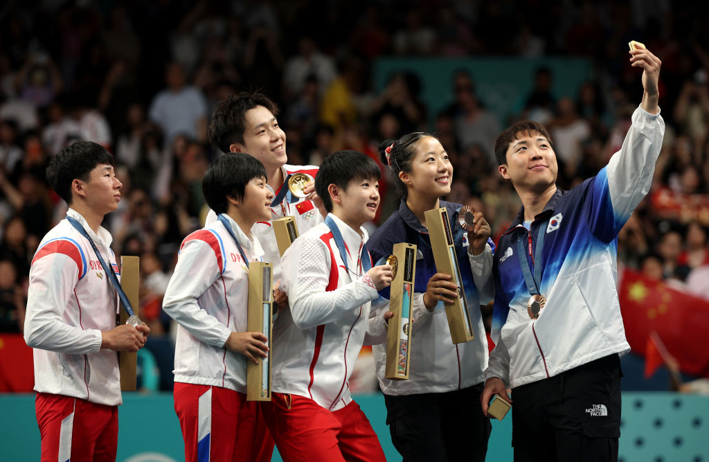 JO 2024 : "C'est le véritable esprit des Jeux olympiques", un selfie de Coréens du Nord et du Sud sur le même podium devient viral