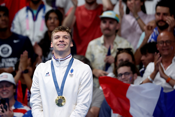 Léon Marchand a remporté mercredi le 200 m brasse des JO de Paris, la deuxième médaille d'or de sa folle soirée olympique après celle du 200 m papillon, et la troisième des Jeux après le titre du 400 m quatre nages. (Photo Sarah Stier/Getty Images)