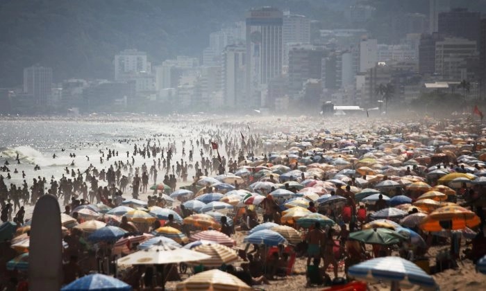 La plage d'Ipanema à Rio de Janeiro sur une photo d'archive non datée. (Mario Tama/Getty Images)