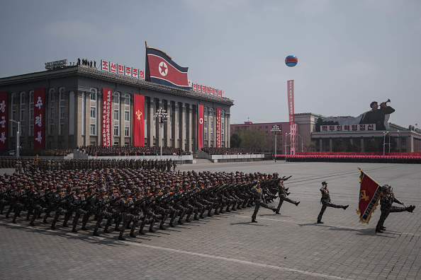 Des soldats de l'Armée populaire coréenne (APC) assistent à un défilé militaire marquant le 105e anniversaire de la naissance du défunt dirigeant nord-coréen Kim Il-Sung, à Pyongyang, le 15 avril 2017.  (photo ED JONES/AFP via Getty Images)
