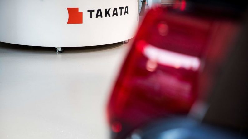 Le logo du fabricant japonais de pièces automobiles Takata est affiché dans une salle d'exposition à Tokyo le 23 juin 2017. (Crédit photo BEHROUZ MEHRI/AFP via Getty Images)