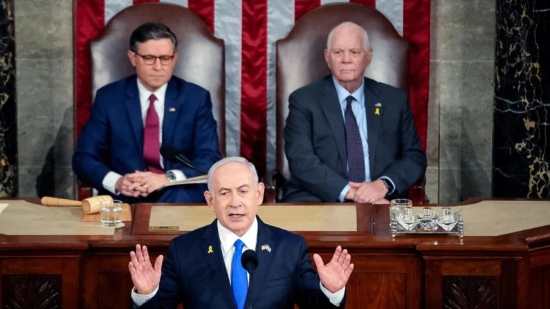 Le Premier ministre israélien Benjamin Netanyahu s'adresse à une réunion conjointe du Congrès alors que le président de la Chambre des représentants Mike Johnson (Parti républicain - Louisiane) et le sénateur Ben Cardin (Parti démocrate - Maryland) écoutent dans la salle de la Chambre des représentants au Capitole des États-Unis, le 24 juillet 2024. (Kent Nishimura/Getty Images)