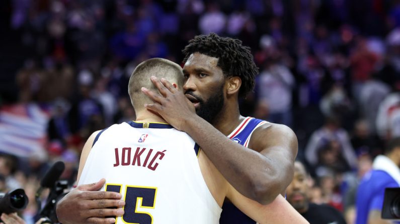 Au cœur du choc entre la Serbie et les État-Unis dimanche (17h15), un duel sera particulièrement scruté entre Nikola Jokic, considéré comme le meilleur basketteur du monde, et Joel Embiid, nouvel intérieur de "Team USA". (Photo : Tim Nwachukwu/Getty Images)