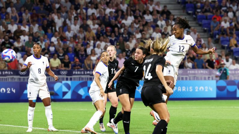 Les Bleues, se sont qualifiées en quart de finale du tournoi olympique (2-1) contre la Nouvelle-Zélande, portées par Marie-Antoinette Katoto, encore une fois double buteuse. (Photo  : Claudio Villa/Getty Images)