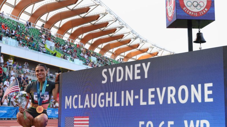 Dans un stade du Hayward field qui lui réussi, la reine du 400 m haies Sydney McLaughlin-Levrone a conclu les sélections olympiques américaines avec un nouveau record du monde en 50 sec 65 dimanche à Eugene (Oregon). (Photo : Christian Petersen/Getty Images)