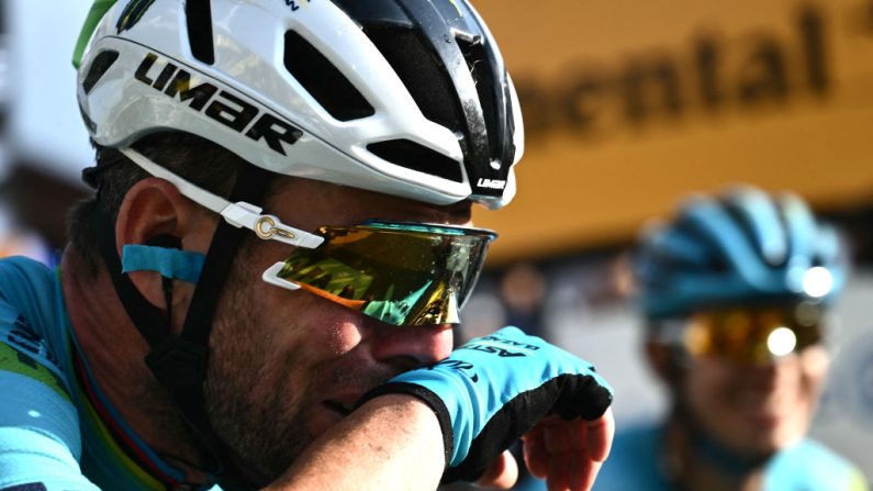 Le sprinteur britannique Mark Cavendish a rallié le col de la Couillole dans les délais samedi, très ému, et terminera le dernier Tour de France de sa carrière dimanche. (Photo : MARCO BERTORELLO/AFP via Getty Images)