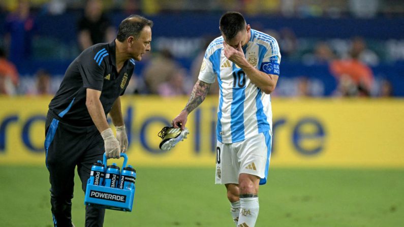 En larmes, Lionel Messi est sorti blessé à la 66e minute de la finale de la Copa America entre l'Argentine et la Colombie, alors que le score était encore de 0-0 dimanche à Miami (Floride, Etats-Unis). (Photo :JUAN MABROMATA/AFP via Getty Images)