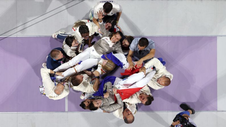 Manon Apithy-Brunet et l'escrime française ont vécu une soirée d'histoire avec le sacre olympique en sabre de la tireuse tricolore devant sa compatriote Sara Balzer. (Photo : Rob Carr/Getty Images)