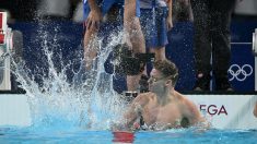 Natation : « une dinguerie », s’époustoufle Marchand, éberlué par son doublé olympique