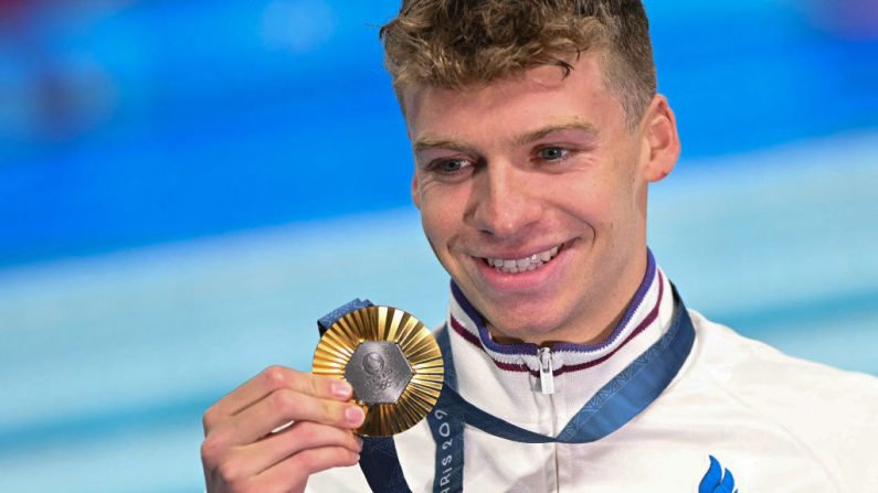 Léon Marchand, victorieux de son premier titre olympique sur 400 m quatre nages dimanche soir dans un raffut mémorable, s'est émerveillé d'avoir "ouvert (son) cadeau". (Photo : OLI SCARFF/AFP via Getty Images)