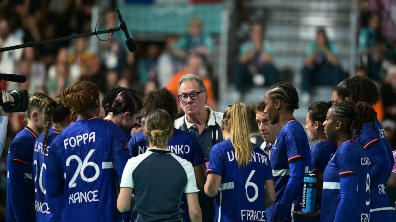 L'équipe de France féminine de handball a confirmé sa victoire initiale dans le tournoi olympique en remportant un bras de fer contre les Pays-Bas (32-28), dimanche à l'Arena Paris Sud pour prendre seule la tête de sa poule. (Photo : DAMIEN MEYER/AFP via Getty Images)