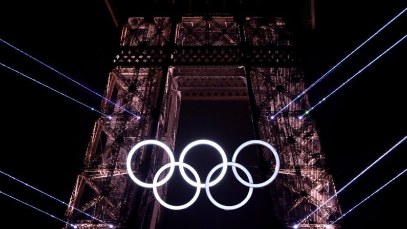 Les anneaux olympiques de la Tour Eiffel sont illuminés lors de la cérémonie d'ouverture des Jeux Olympiques Paris 2024 sur la place du Trocadéro à Paris, France, le 26 juillet 2024. (Hector Vivas/Getty Images)