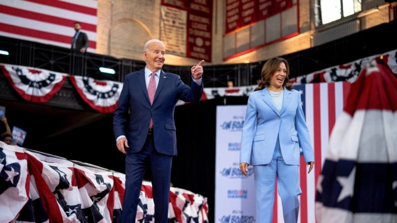 Joe Biden et Kamala Harris montent sur scène lors d'un meeting de campagne au Girard College de Philadelphie, en Pennsylvanie, le 29 mai 2024. (Andrew Harnik/Getty Images)