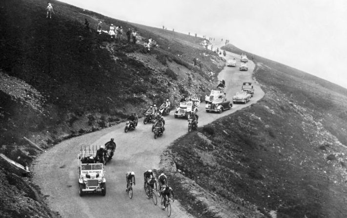 Une légende du cyclisme a disparu vendredi avec le décès de Raphaël Géminiani, le "Grand fusil", 99 ans et 48 Tours de France au compteur, notamment en tant que directeur sportif de Jacques Anquetil. (Photo : /AFP via Getty Images)