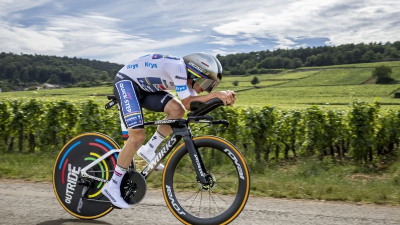 Maître du contre-la-montre, Remco Evenepoel a signé sa première victoire dans le Tour de France vendredi à Gevrey-Chambertin. Mais Tadej Pogacar a bien résisté tout comme Jonas Vingegaard et Primoz Roglic. (Photo : DAVID PINTENS/BELGA MAG/AFP via Getty Images)