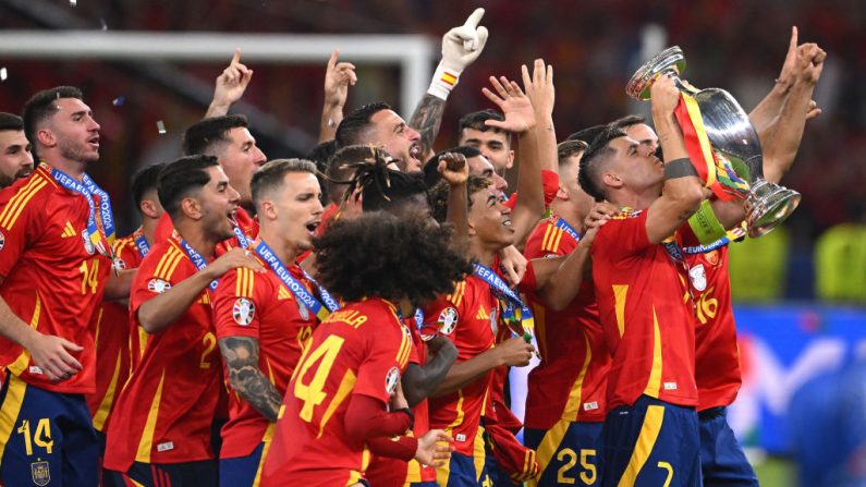 L'Espagne est entrée dans l'histoire de l'Euro en étant la première nation à obtenir un 4e sacre continental, brisant le rêve de l'Angleterre, battue 2-1 et toujours sans trophée après 58 ans d'attente, dimanche à Berlin. (Photo : Stu Forster/Getty Images)