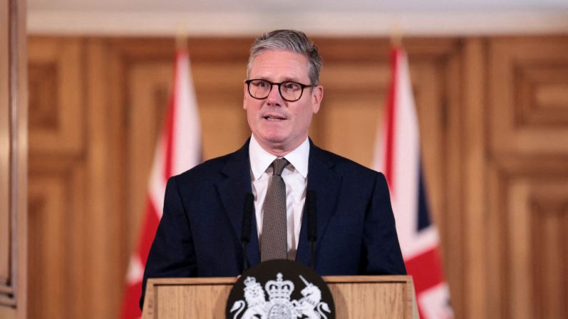 Le Premier ministre britannique Keir Starmer tient une conférence de presse à l'issue de la première réunion de son cabinet à Downing Street, à Londres, le 6 juillet 2024. (CLAUDIA GRECO/POOL/AFP via Getty Images)