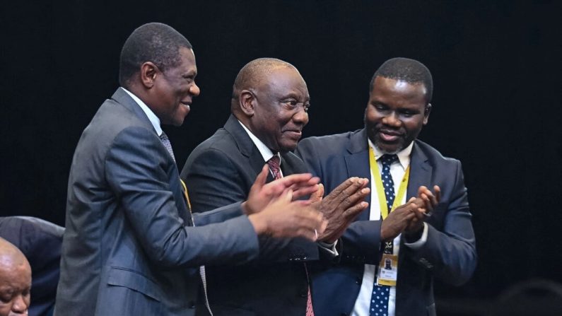 Le président du Congrès national africain (ANC) Cyril Ramaphosa (centre) célèbre après avoir été annoncé président de l'Afrique du Sud le 14 juin 2024. (Rodger Bosch/AFP via Getty Images)