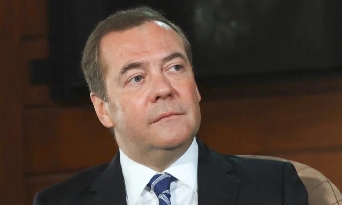 Le vice-président du Conseil de sécurité russe, Dmitri Medvedev, s'exprime lors d'une interview à la résidence Gorki, à l'extérieur de Moscou, le 27 janvier 2022. (Yulia Zyryanova/Sputnik/AFP via Getty Images)